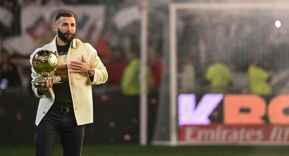 Benzema ofreció el Balón de Oro a la que fue su afición en Lyon.