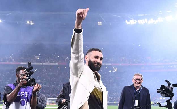 Benzema fue recibido como un héroe en el Groupama Stadium.  GETTY