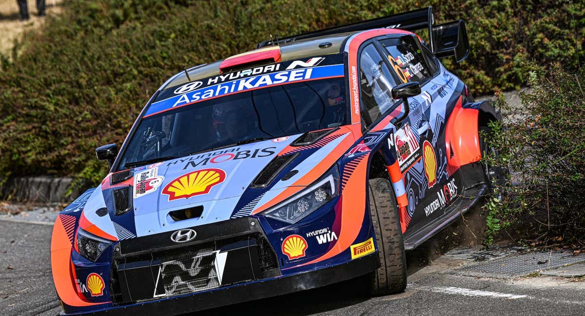 Dani Sordo durante un tramo del Rally de Japón antes de incendiarse el coche./GETTY IMAGES