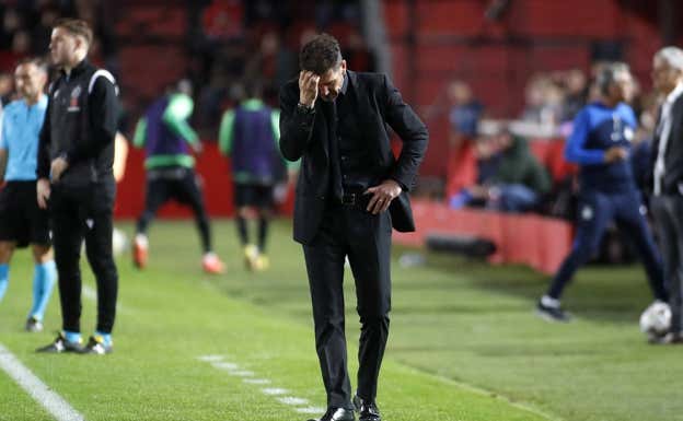 Simeone, pensativo en el encuentro ante el Mallorca.  GETTY