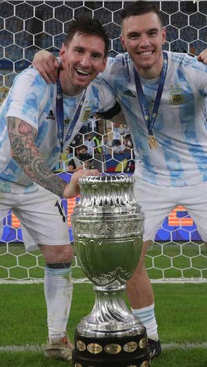 Messi y Lo Celso posan con la Copa América.  GETTY IMAGES