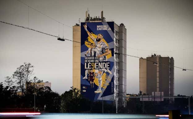 Mural dedicado a Benzema en Bron, su barrio en Lyon.  GETTY