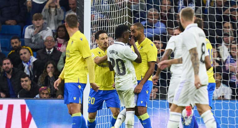 Vinicius se encara con Fali durante el Real Madrid-Cádiz.