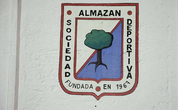 El escudo del Almazán, en la sede del club. RELEVO