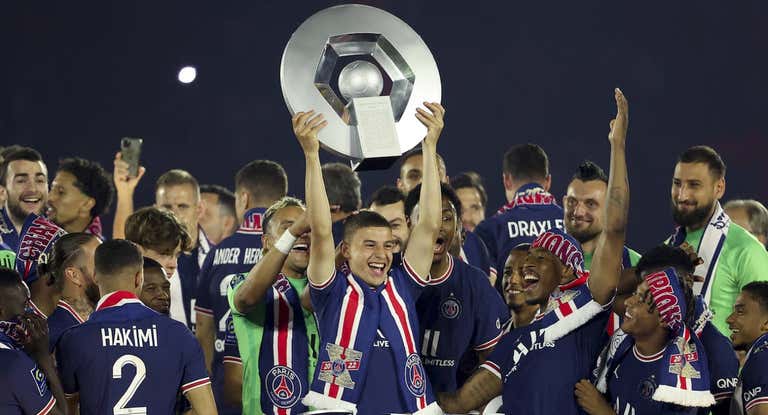 Ismaël Gharbi levanta la Ligue 1 que conquistó con el PSG la temporada pasada.