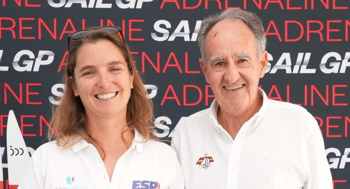 Laia Tutzó, con el presidente de la RFEV, Javier Sanz. /RFEV