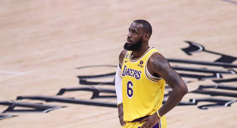 LeBron James, con cara de circunstancias, durante el partido en el que los Lakers perdieron ante los Clippers.