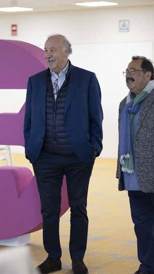 Vicente del Bosque, junto a Enrique Ortego.  ÁLEX CORRAL