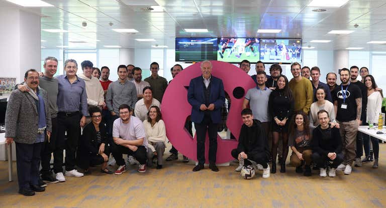 Del Bosque posa con parte del equipo de Relevo.