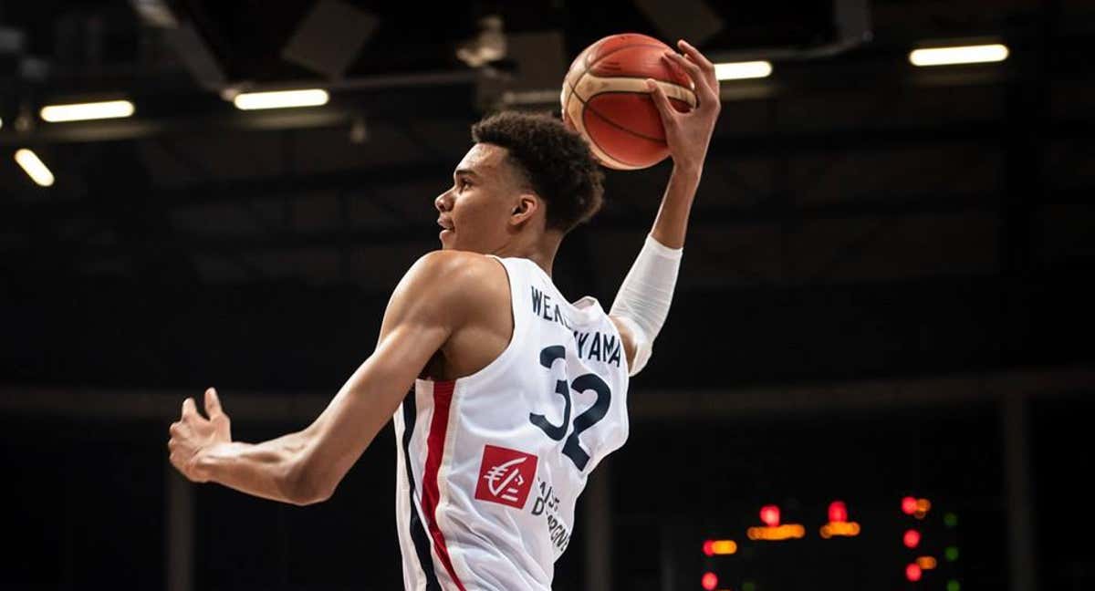 Victor Wembanyama se dispone a machacar en su primer partido con la camiseta de Francia./FIBA