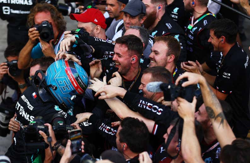 Russell gana la carrera al sprint; Sainz, brilla y Alonso se las ve con Ocon