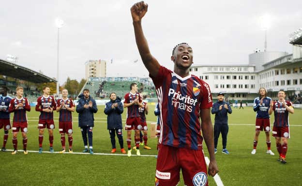 Kadewere celebra un triunfo con el Djurgarden.  GETTY