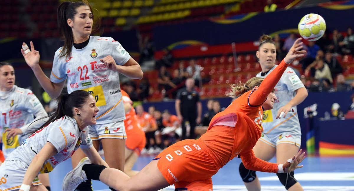 Van Der Vlet, rodeada de jugadoras de España. /ROBERT ATANASOVSKI / GETTY