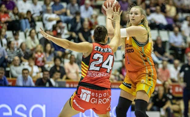 Lauren Cox con la bola, durante un partido.  DAVID SUBIRANA/ARCHIVO