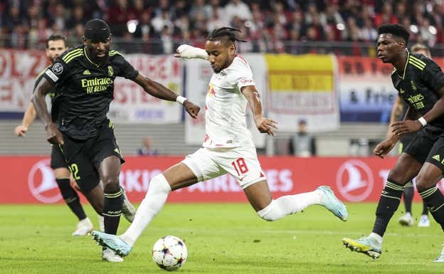 Nkunku, contra Rüdiger y Tchouameni en Champions. Getty
