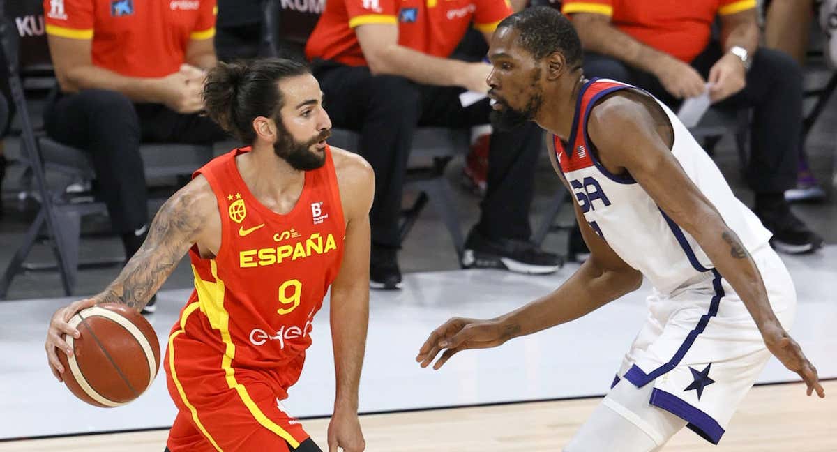 Ricky Rubio ante Kevin Durant en un amistoso en Las Vegas en 2021./GETTY IMAGES