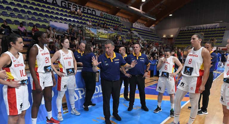 Miguel Méndez da instrucciones a sus jugadoras durante el último amistoso ante Italia.