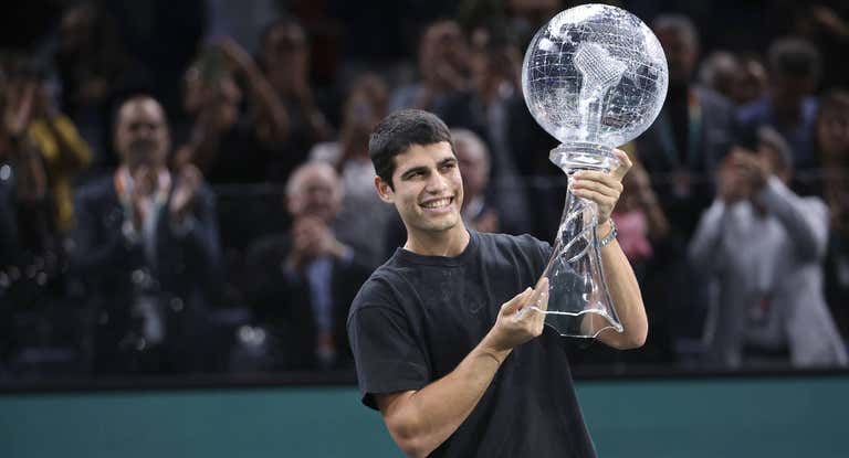 Alcaraz sostiene el trofeo de número que le entregaron en París hace dos semanas.