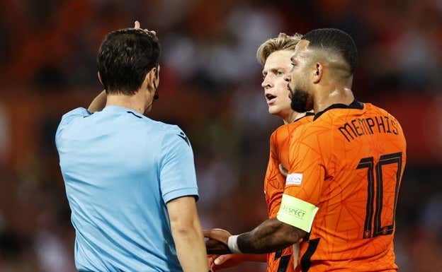 Frenkie de Jong y Memphis Depay, representantes del Barça en los Países Bajos de Louis Van Gaal.  GETTY
