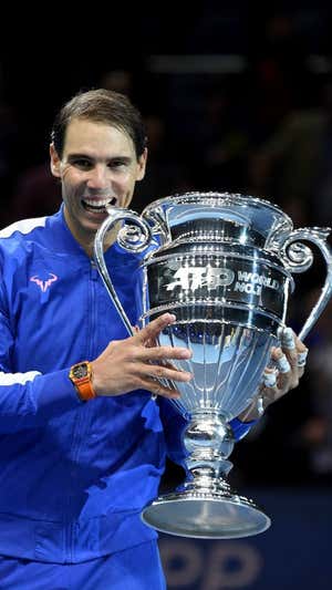 Nadal, con la copa de número de la temporada 2019.  GETTY
