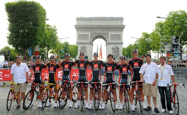 El Caisse d'Épargne que concluyó el Tour de Francia 2008, con Yvon Ledanois (a la derecha) como director deportivo.  GETTY IMAGES