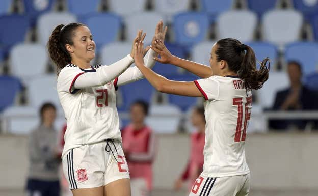 Nerea Eizagirre y Amaiur Sarriegi, durante el partido contra Hungría de la Selección española.  Getty Images