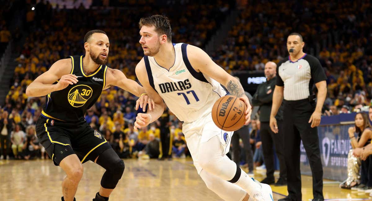 Luka Doncic intenta marcharse de Stephen Curry en un partido en los pasados playoffs./GETTY IMAGES