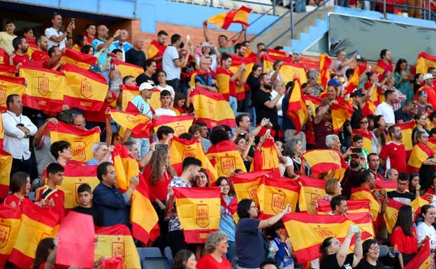 Afición de España en el Estadio Nuevo Colombino.  Getty Images