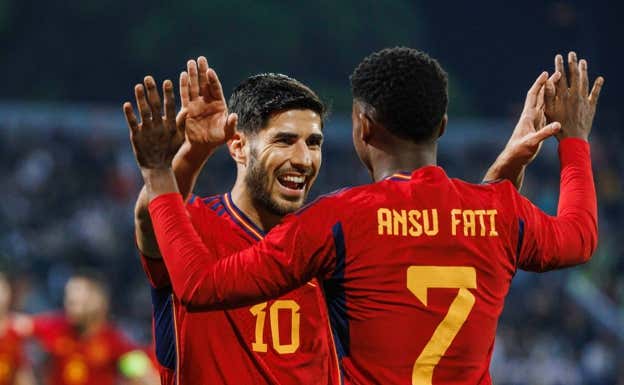 Marco Asensio celebró el 1-0 de Ansu Fati ante Jordania.  PABLO GARCÍA (RFEF)
