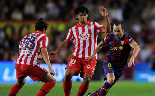 Koke, Agüero e Iniesta durante el Barça-Atlético en el que debuta Koke en Primera.  GETTY