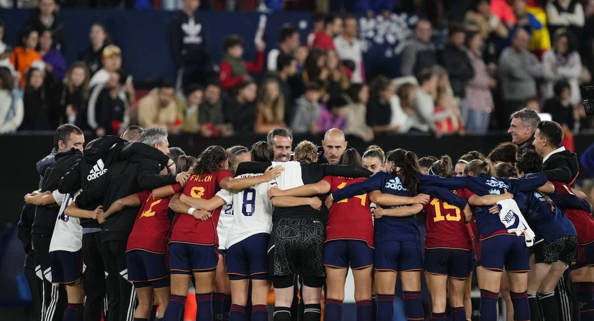 La Selección española tras jugar con EEUU en el Sadar con récord de asistencia.