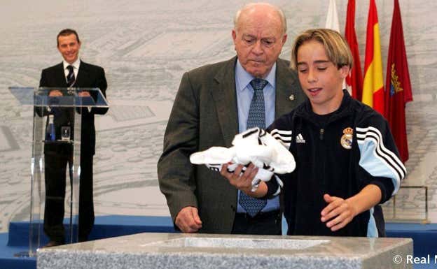 Carvajal, junto a Di Stéfano, poniendo la primera piedra de Valdebebas.  Realmadrid.com