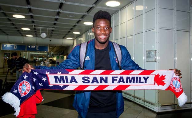 Alphonso Davies posa en el aeropuerto de Múnich tras fichar por el Bayern.  GETTY