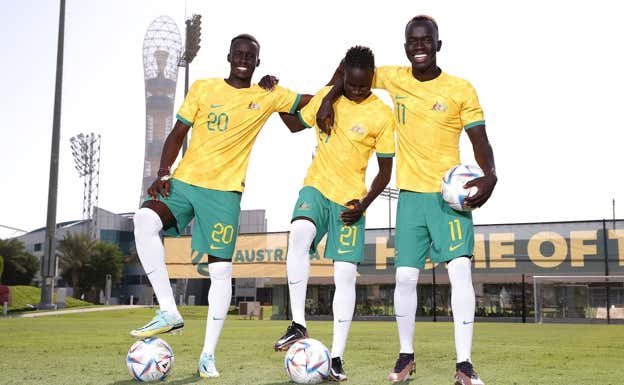 Deng, Kuol y Mabil posan en Catar.  GETTY