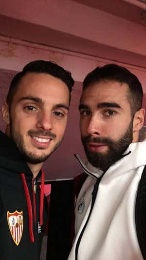 Sarabia, con el Sevilla, posa con Carvajal.
