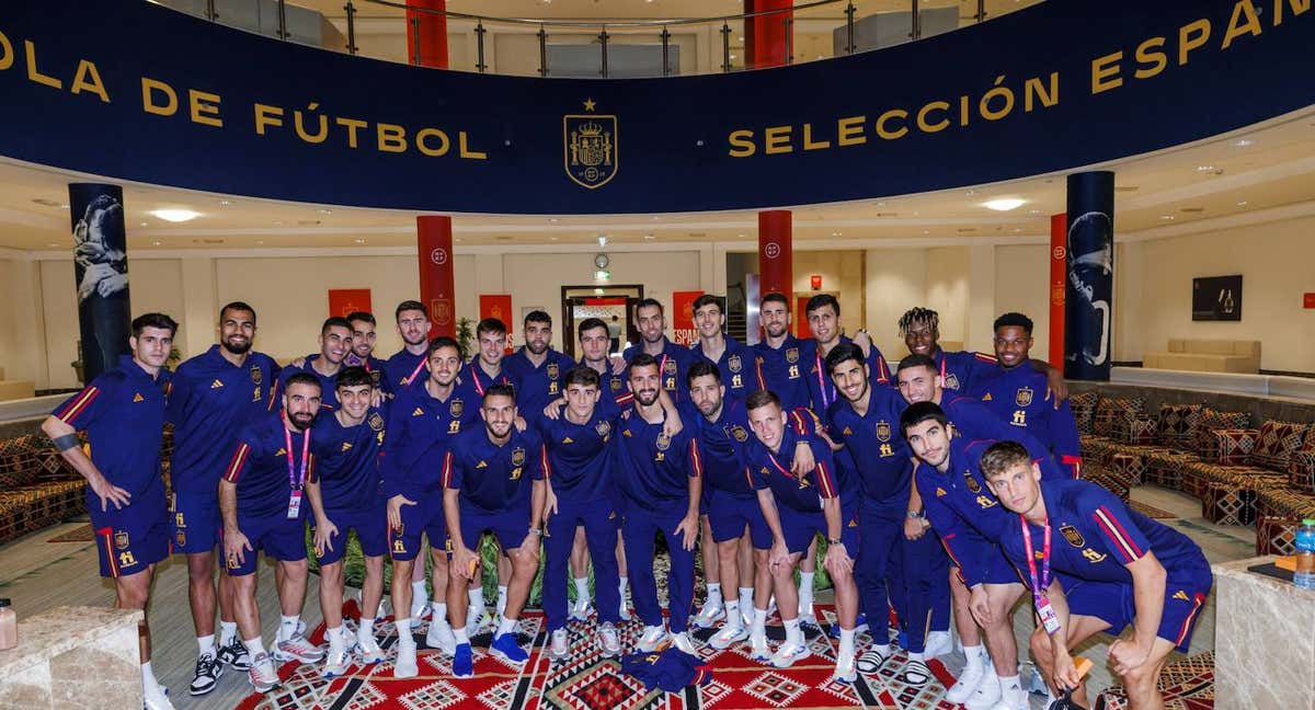 Gayà, arropado por sus compañeros tras abandonar la concentración de España./SEFÚTBOL