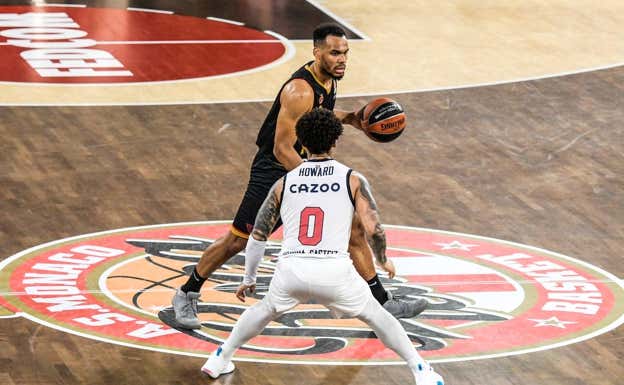 Okobo, presionado por Howard.  PASCAL DELLA ZUANA/GETTY IMAGES
