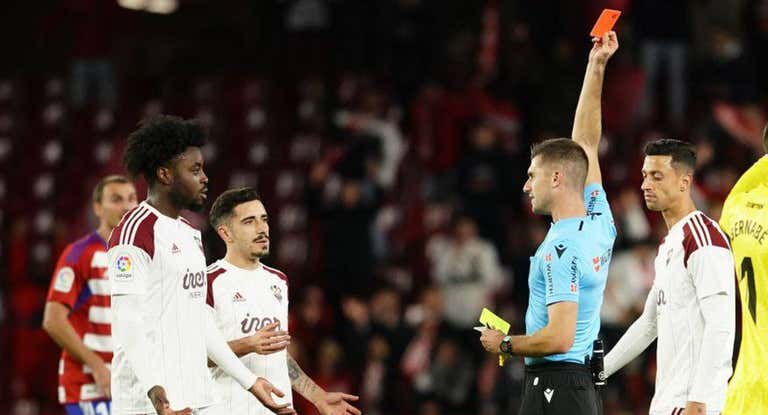 Álvaro Moreno Aragón, el árbitro del Granada - Albacete, muestra la cartulina roja a Boyomo.