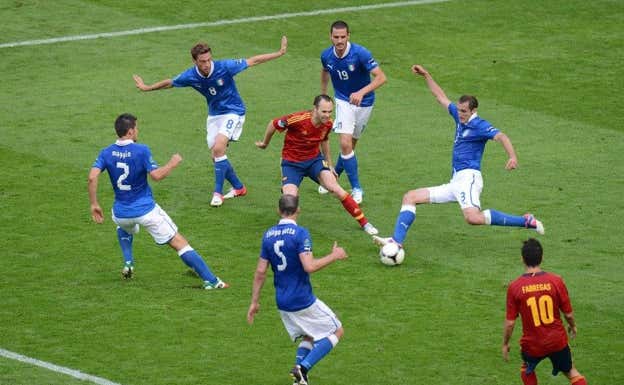 Iniesta sabía bien sortear la presión de los rivales, aquí esta imagen icónica del España-Italia de la Euro de 2012.  GETTY