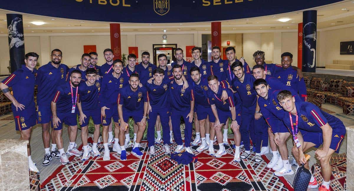 Gayà posa junto a sus compañeros antes de abandonar la concentración de la Selección española.