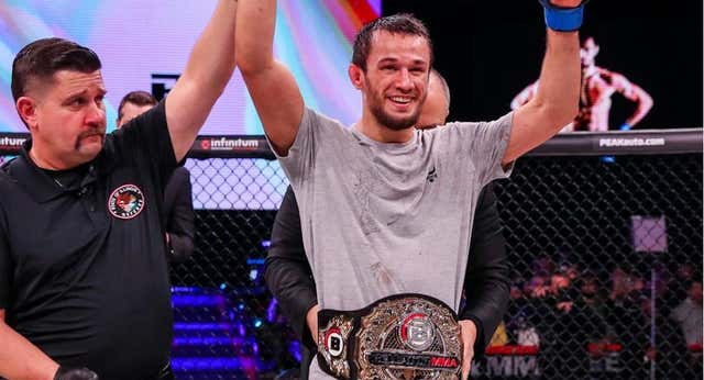 Usman Nurmagomedov continúa el legado: se proclama campeón de Bellator