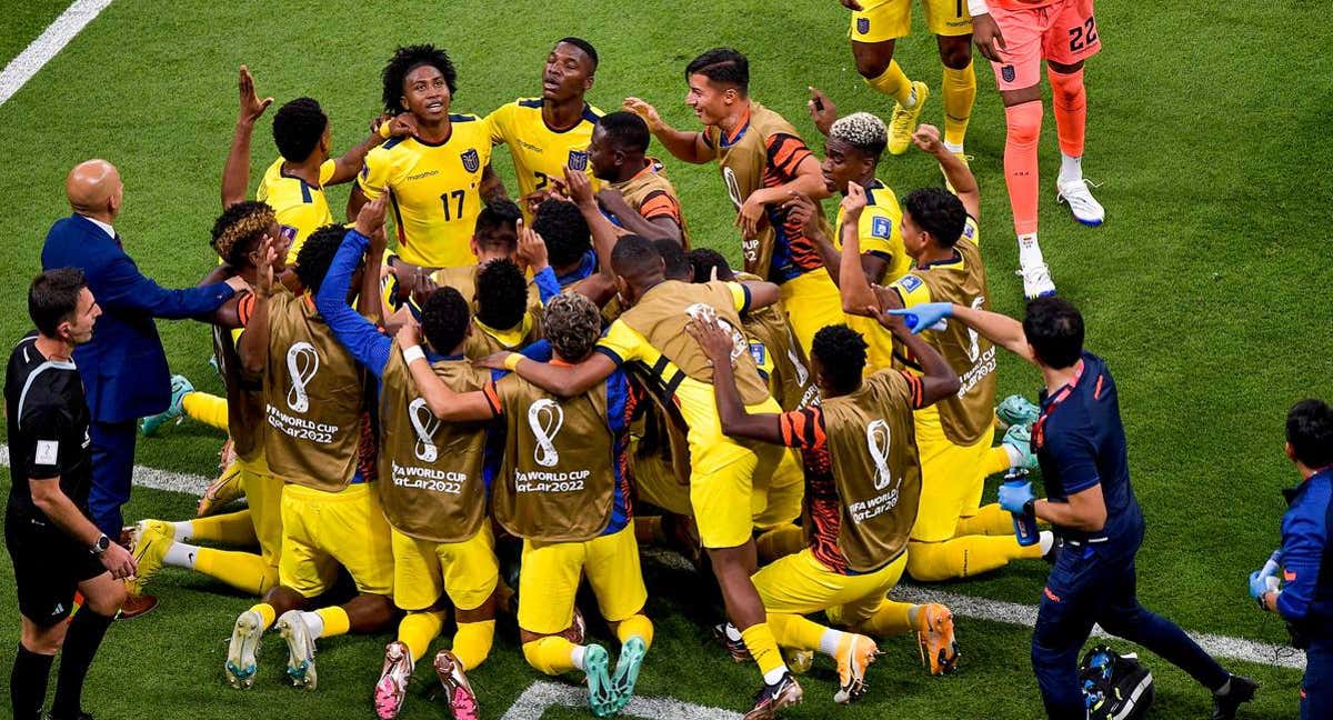 Los jugadores de Ecuador celebran uno de los goles de Valencia ante Catar.