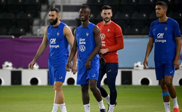 Camavinga, junto a Benzema, Varane y Lloris en un entrenamiento.  GETTY