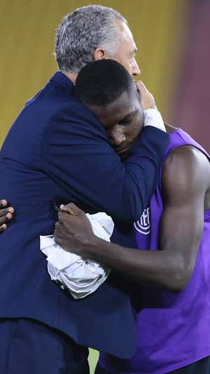 Alfaro abraza a Moisés Caicedo en un duelo de eliminatorias. Getty Images