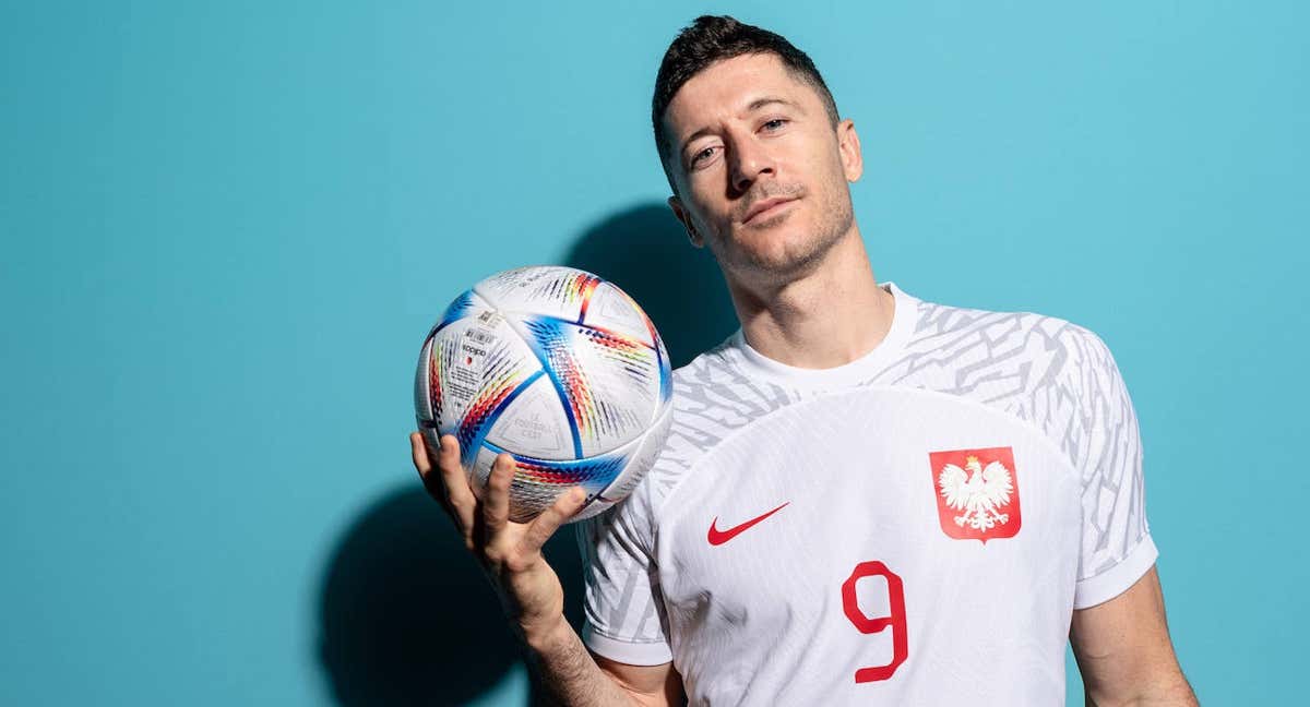 Robert Lewandowski posa en una sesión fotográfica previa al Mundial de Catar./Getty