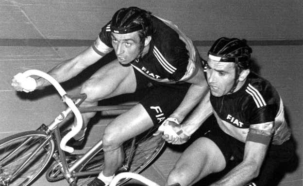 Sercu, a la izquierda, y Merckx, en los Seis Días de Gante en 1977, su última victoria juntos en la prueba.  GIEHR / GETTY