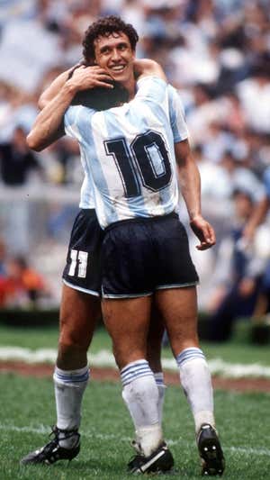 Jorge Valdano se abraza con Maradona en el Mundial de México. Getty Images