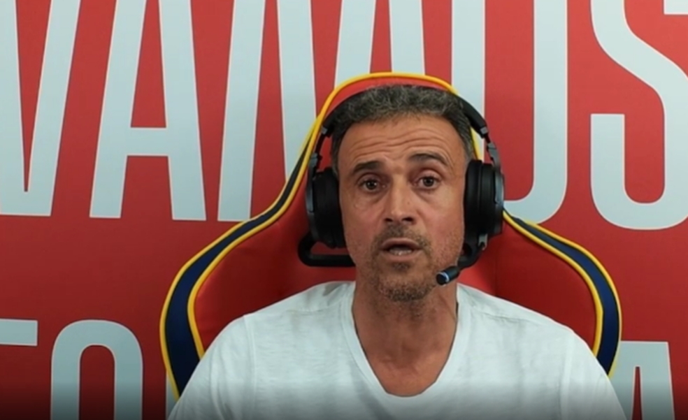 Luis Enrique, en una de sus transmisiones de Twitch desde Catar.