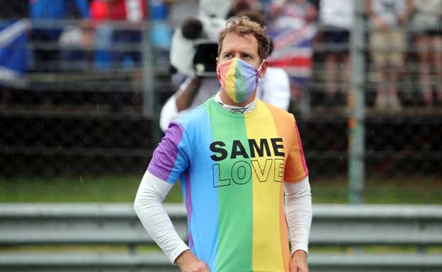 Sebastian Vettel, con una camiseta a favor de los colectivos LGBTQ+ en Hungría.  Aston Martin