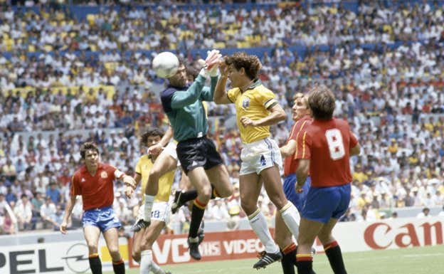 Zubizarreta, ante Brasil, en el Mundial de México'86.  Popperfoto.